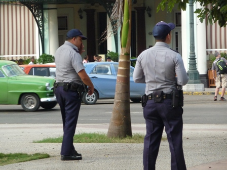 Polizei: Polizisten unterwegs in Havanna
