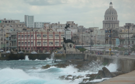 Kuba Malecon mit Capitolio bei schwerer See