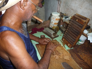 Kuba Zigarren Zigarrenfabrikation ist pure Handarbeit!
