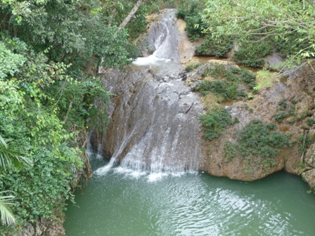 Kuba Reisen Wasserfall im Tal der Mogotes