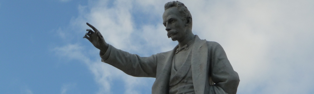 Kuba Reisen Lebensgrosse Statue von José Marti in Santiago de Cuba Kuba am Grab von José Marti