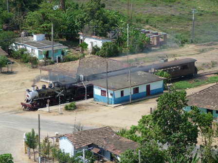Kuba Reisen Dampf-Lok beim Torre de Iznaga Kuba mit der Eisenbahn: Dampfzug Trinidad - Torre de Iznaga