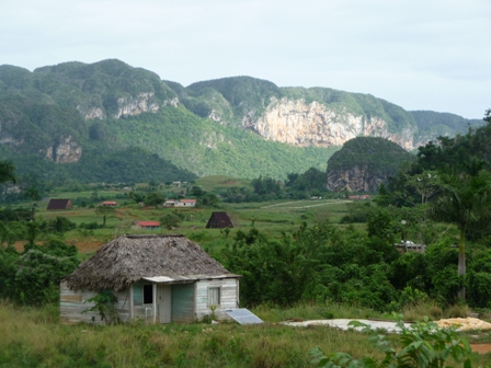 Das Vinales-Tal im Bann der besten Zigarren kuba reisen angebote enthalten oft den Ausflug zu den Mogotes im Vinales-Tal